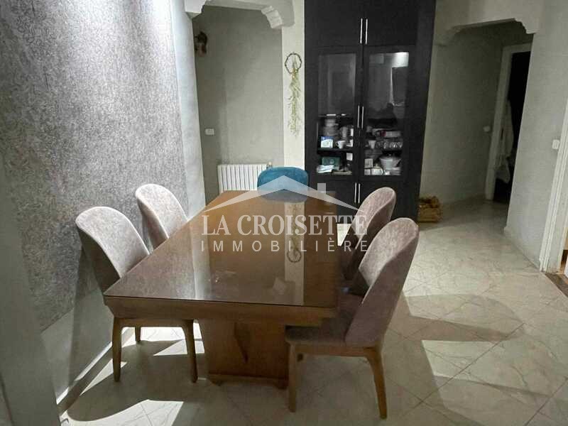 Villa S+4 classique avec deux appartement S+2 modernes à La Soukra